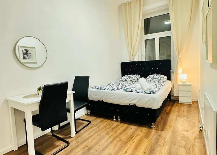Апартаменти Spacious 5br Living Near Atzgersdorf Station