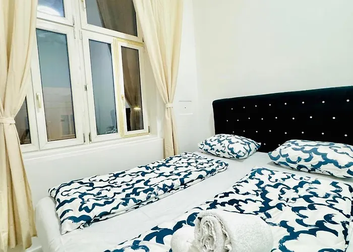 Апартаменти Spacious 5br Living Near Atzgersdorf Station