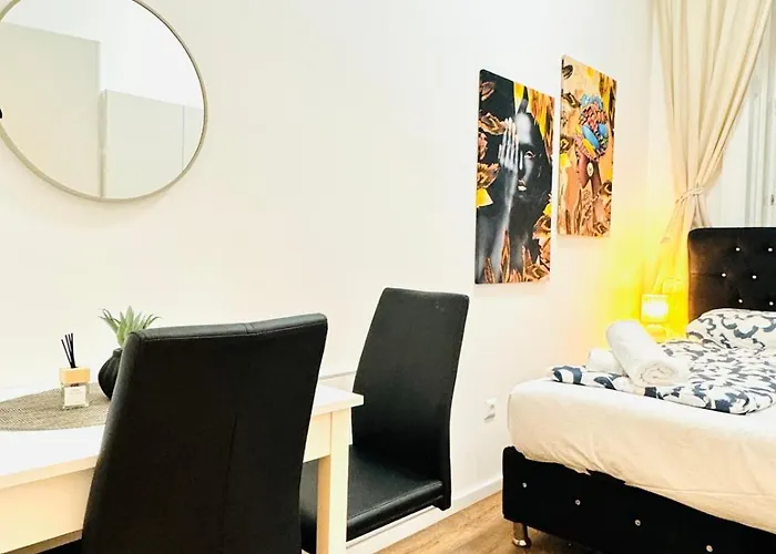 Апартаменти Spacious 5br Living Near Atzgersdorf Station *
